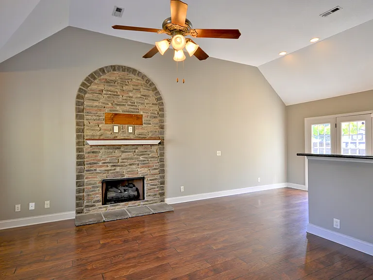 404 Leslie Wood Dr — Photo 4