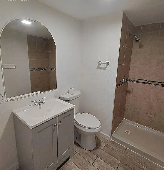 1004 E Walnut St — Photo 4