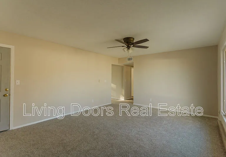 402 W Eldora Ave #D — Photo 8