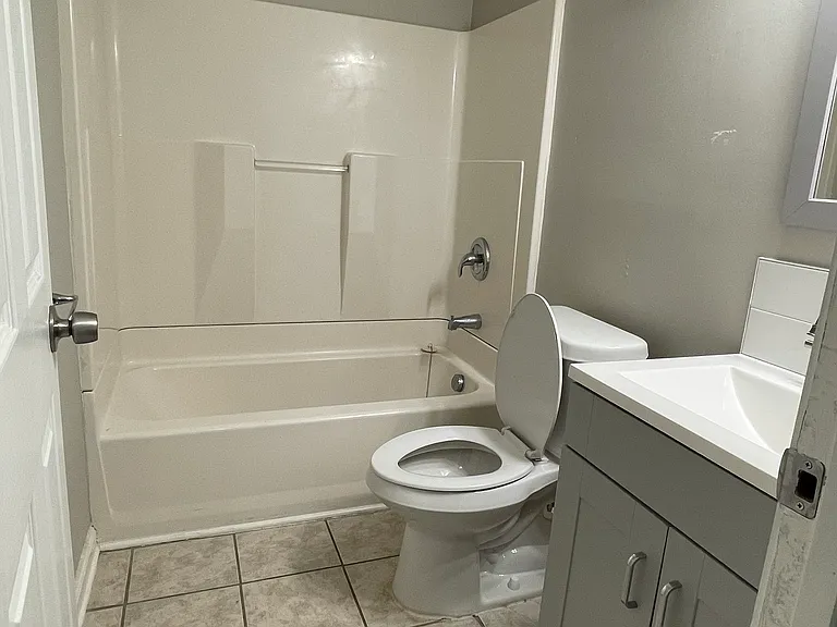 221 Greenbriar Dr #3 — Photo 4