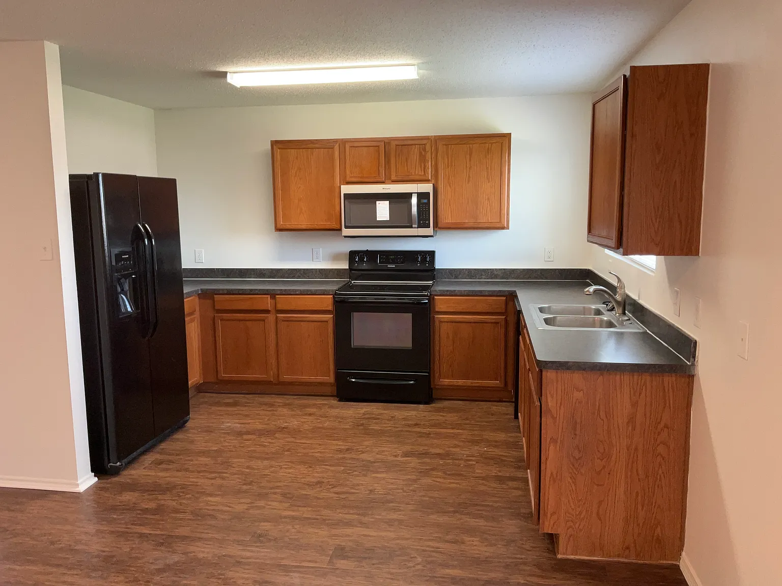 3 bed, 2.0 bath, 1635 sqft, $2,295 — Photo 3