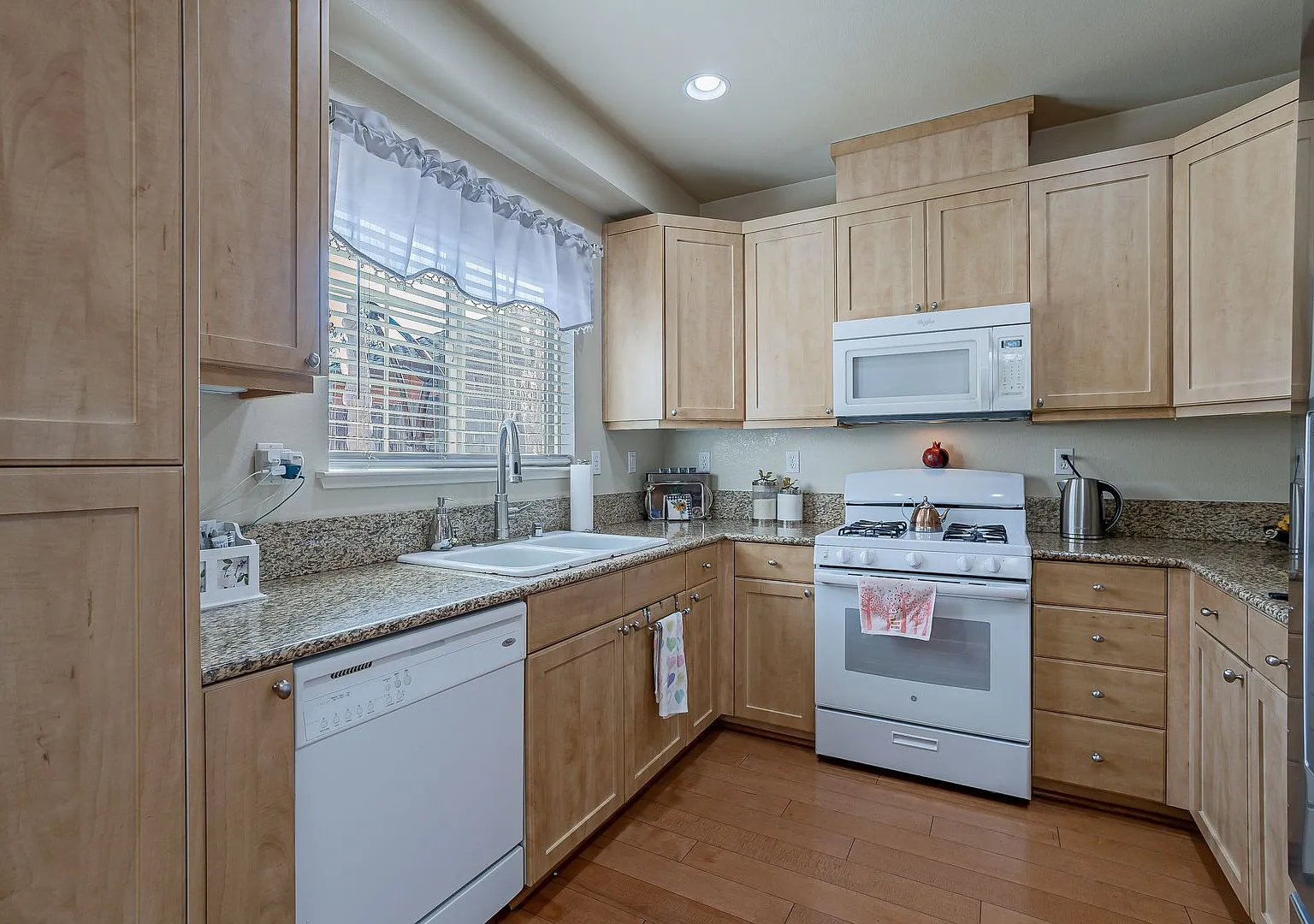 Spacious 3-Bedroom Townhouses in a Gated Community located in Rancho Cordova, CA — Photo 2