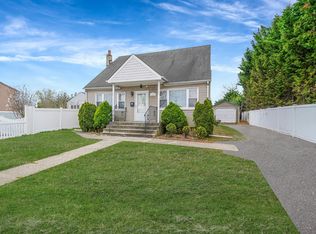 129 44th St, Lindenhurst, NY 11757