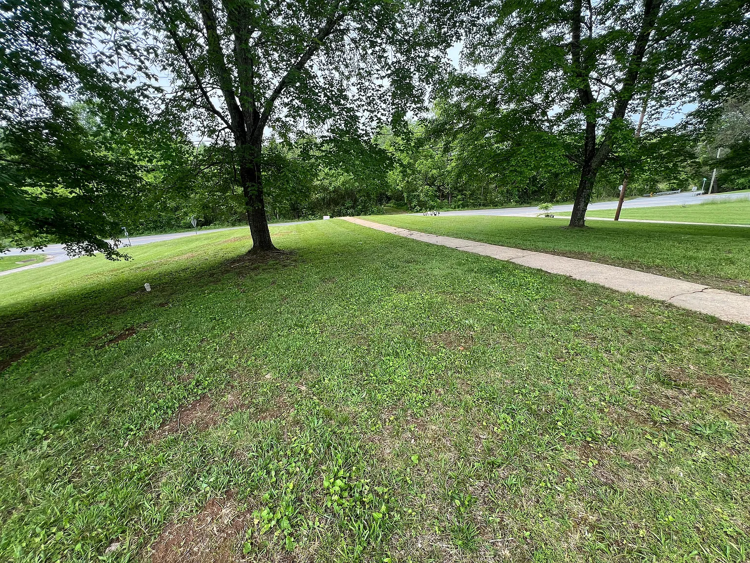 5 bed, 1.0 bath, 2000 sqft, $1,900 — Photo 3