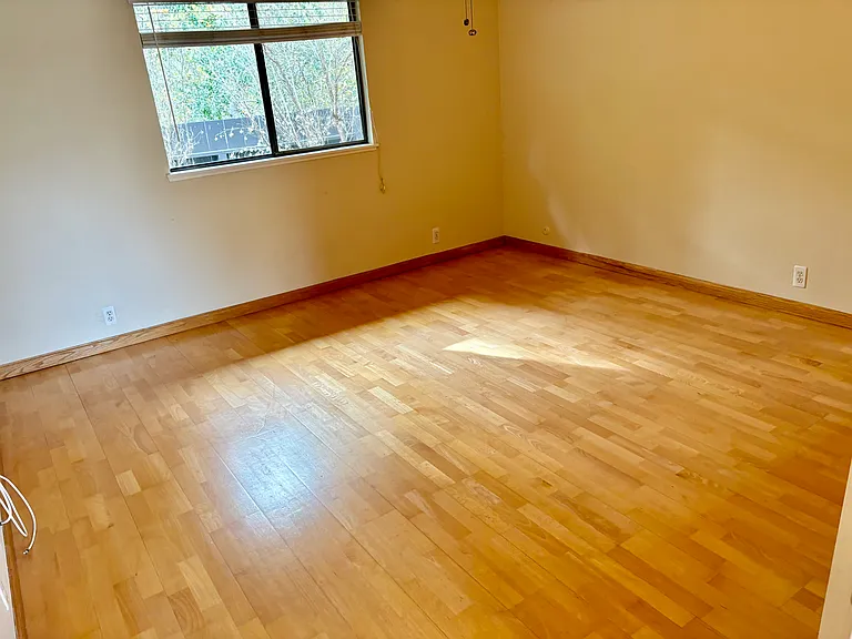 1055 Meadow Way — Photo 3