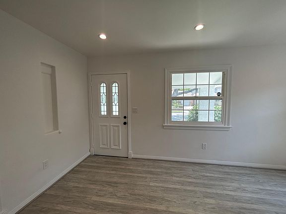 5th image of 833 N Valley St