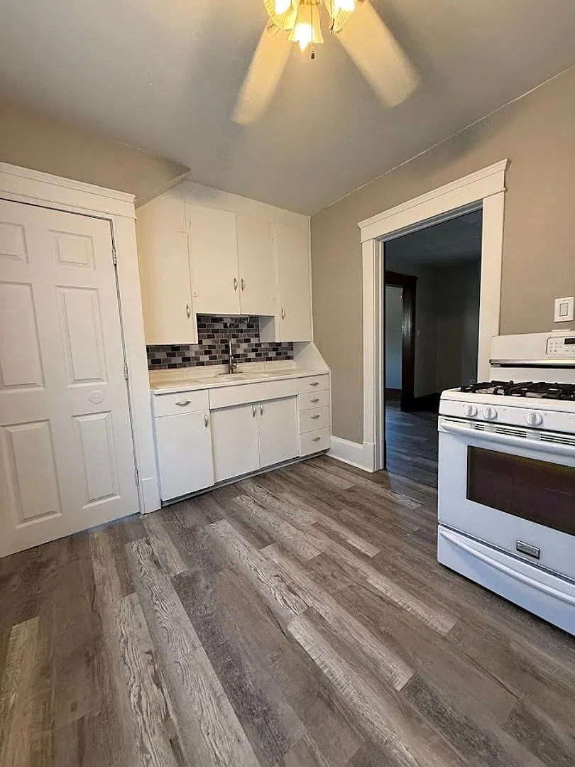 Three bedroom one bathroom home for rent — Photo 2