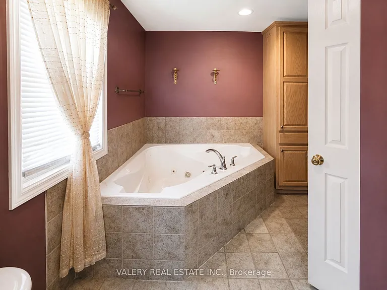 1058 Moy Ave — Photo 14