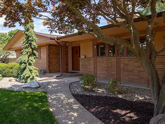 3rd image of 239 Brewer Dr S