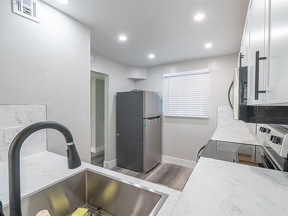 4th image of 119 ROYAL PARK Drive #4H