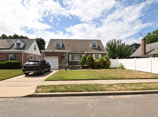 55 Elizabeth St, Valley Stream, NY 11580