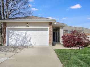 124 SW Hillcrest Ln, Lees Summit, MO 64063