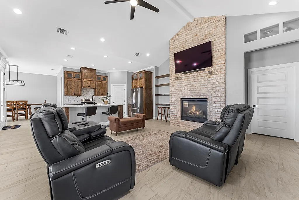 3 bed, 2.5 bath, 1926 sqft, $3,500 — Photo 2