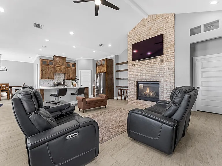 1001 Sparhawk Dr — Photo 2