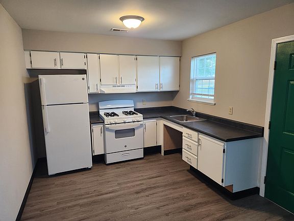 2nd image of 206 Nicholas Dr #B