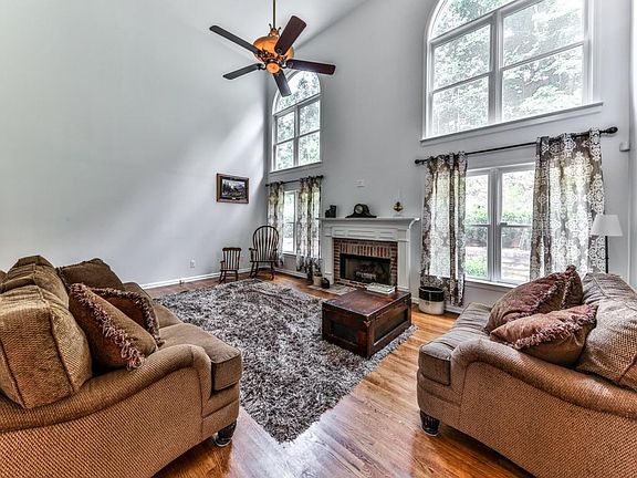 4th image of 430 Old Deerfield Ln