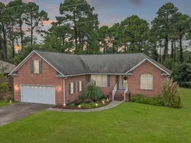 815 Pelican Dr — Photo 1