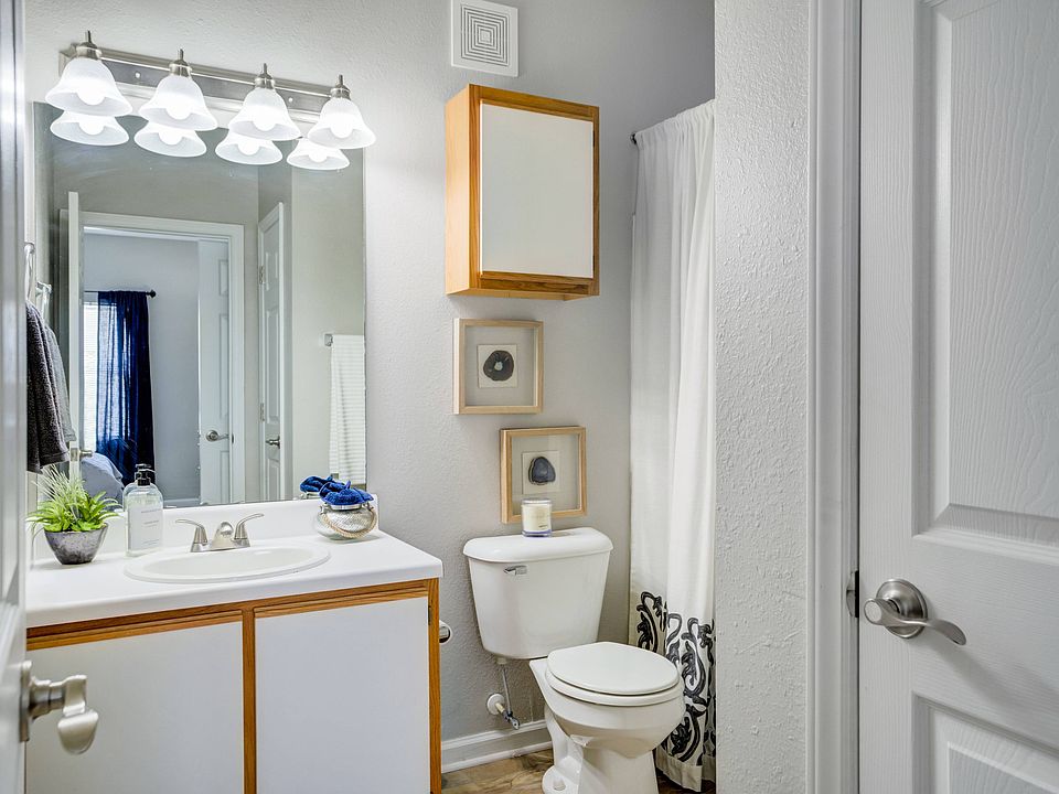 Full Bathroom View