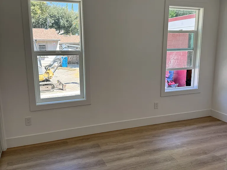 942 Santa Clara St — Photo 9