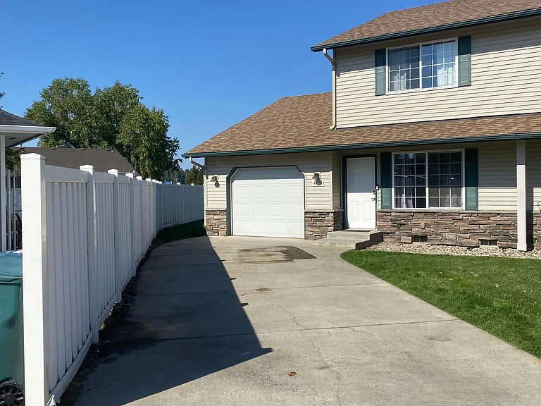 4395 N Bourbon Dr — Photo 2