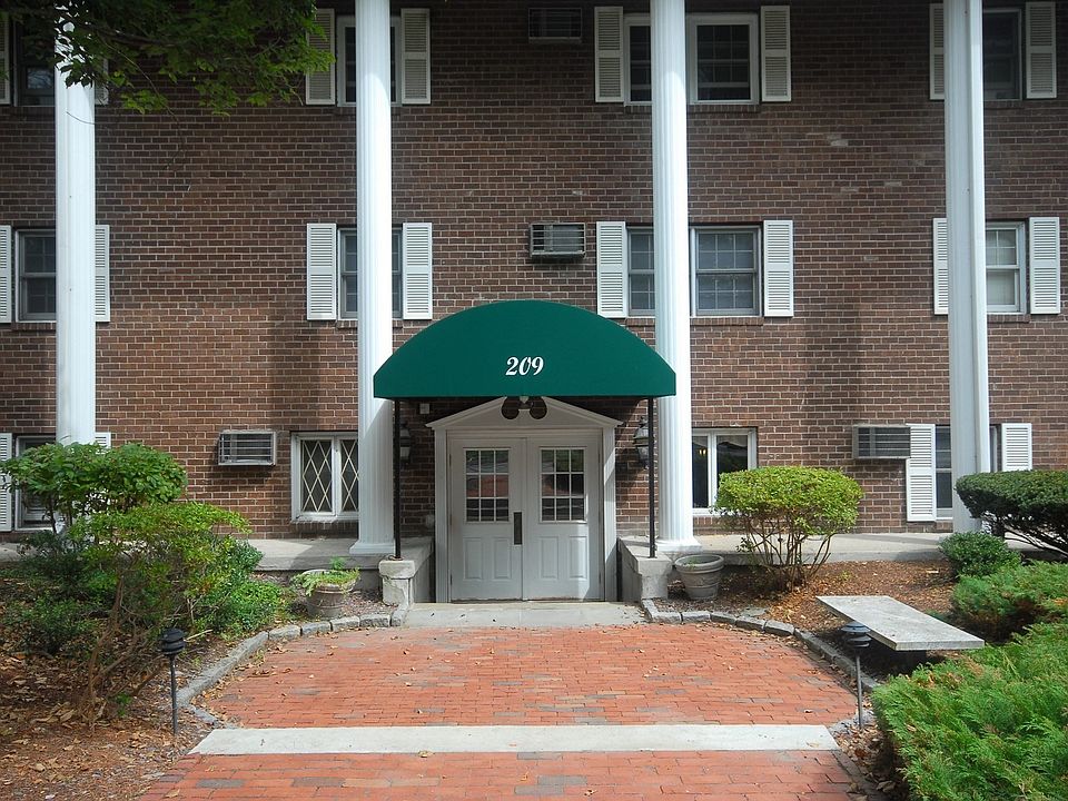 1st image of 209 Great Rd APT C1