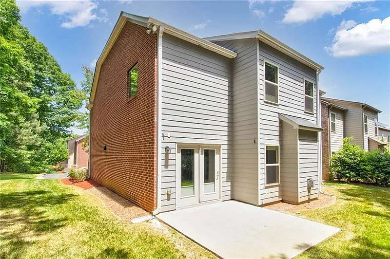 5 bed, 2528 sqft, $3,450 — Photo 4