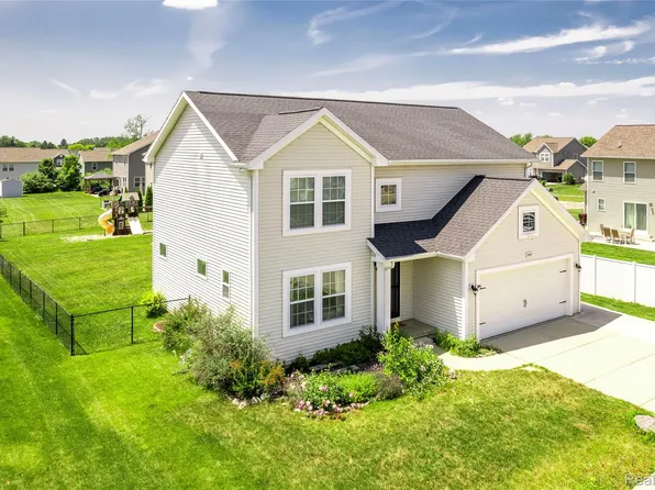 3560 Amber Oaks Dr, Howell, MI 48855