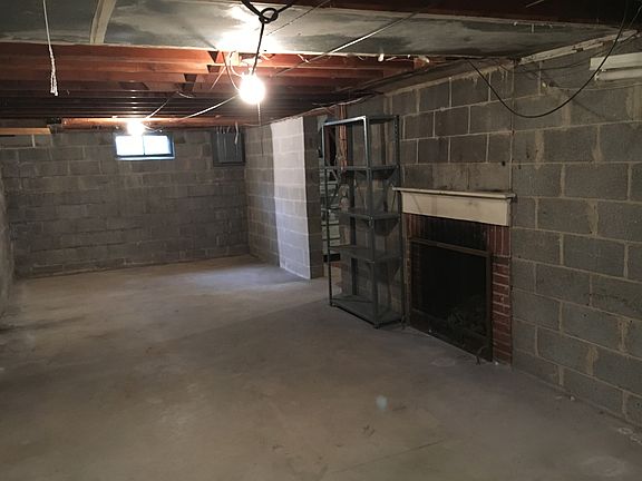 3rd image of 3992 Eleanor St