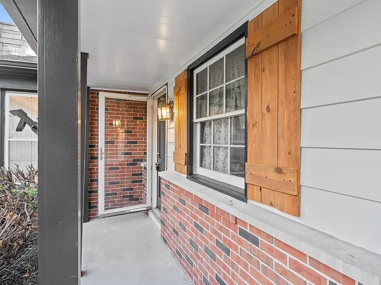 1555 Zurich Dr — Photo 3