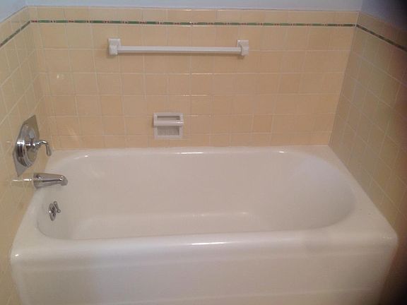 Bathroom tub
