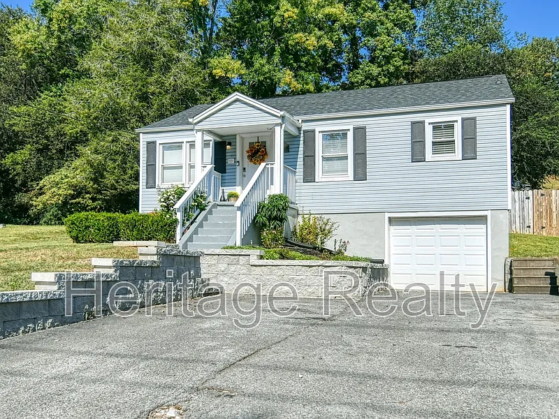 3 bed, 2.0 bath, 1396 sqft, $2,250 — Photo 1