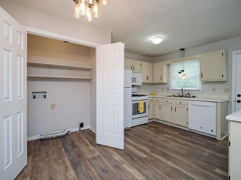 2594 Exeter Dr — Photo 10