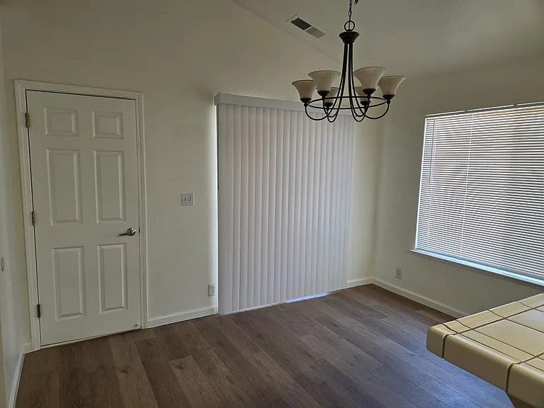 1009 Southampton Dr — Photo 6