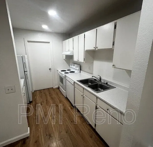 1062 H St — Photo 2