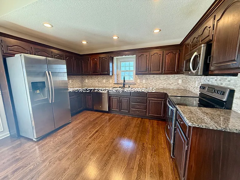 1209 SE Bridgehampton Way — Photo 3