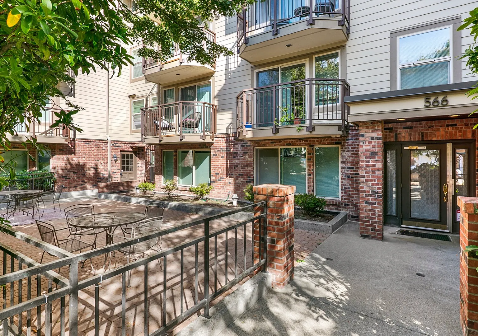 Charming Two-Bedroom Located on Queen Anne — Photo 2