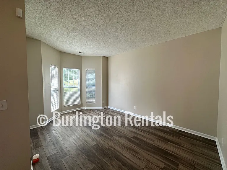 1933 Munn Pointe Dr — Photo 2