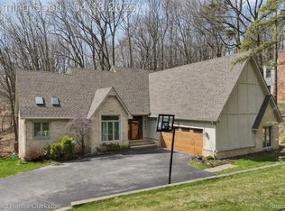 8063 Fawn Valley Dr, Clarkston, MI 48348