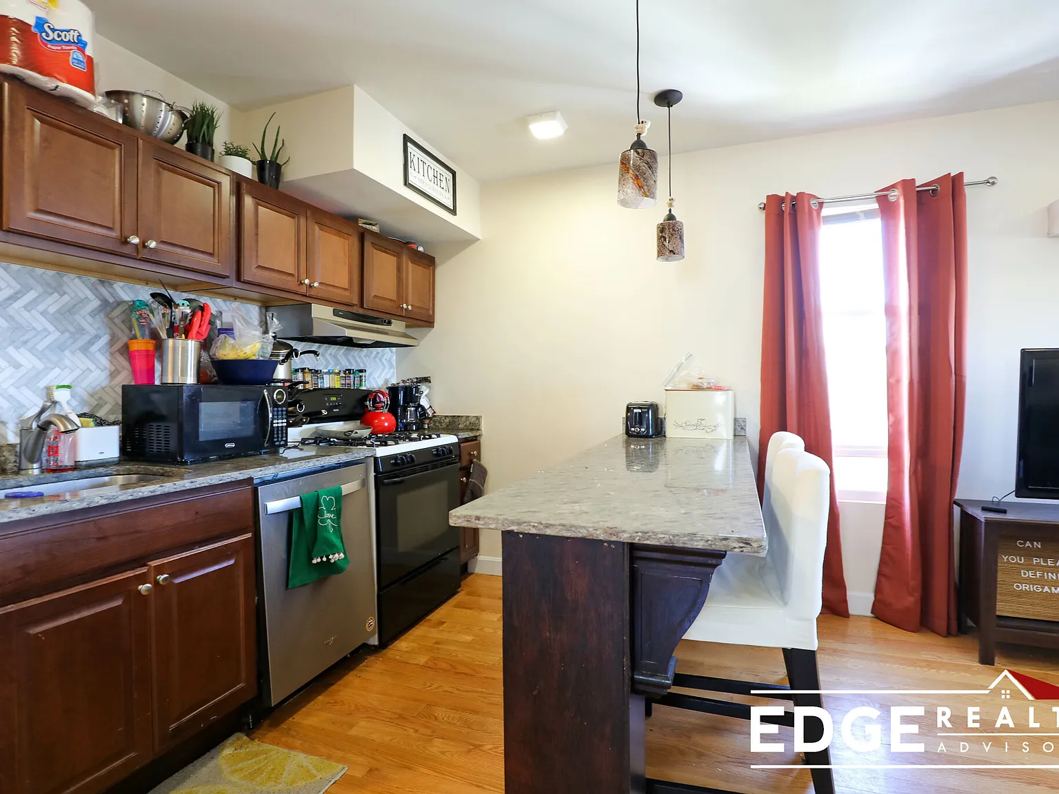 4 bed, $4,400 — Photo 1