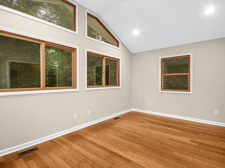 106 Bennington Dr — Photo 8