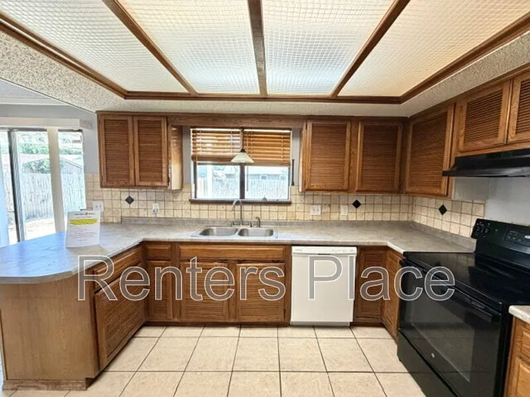 1920 N Desert Palm Ave — Photo 5