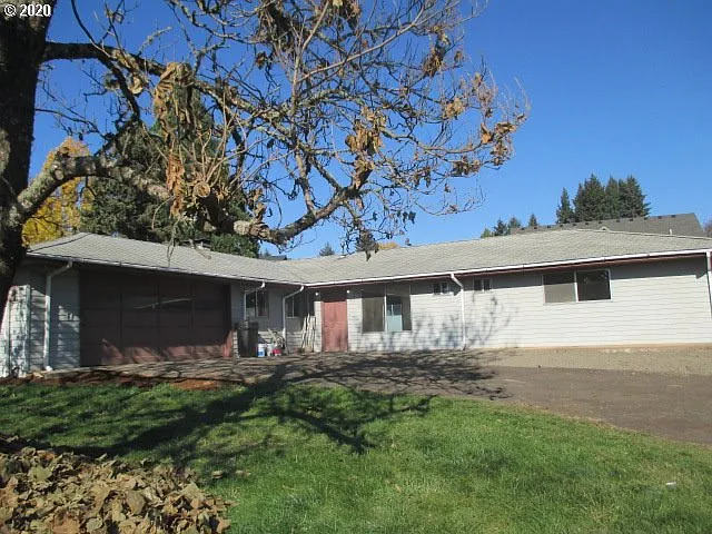 450 NW Willamina Dr photo 1