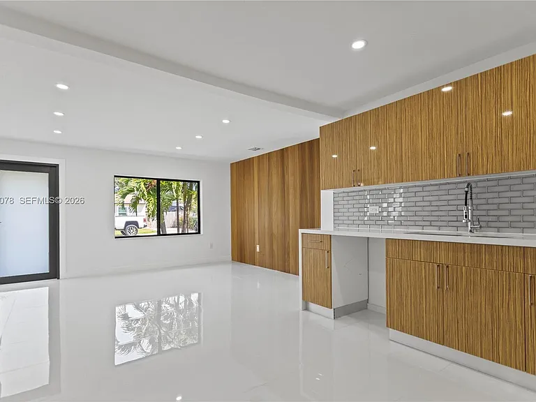 1524 SW 32nd Ct — Photo 7