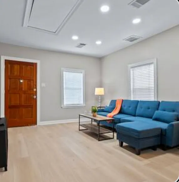 Open Concept Livingcroom- Opens to Kitchen and Eat-In kitchen area. - 206 San Marcos St