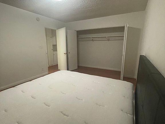 The perspective of 1 bedroom with closet. (p.s bed not included.)