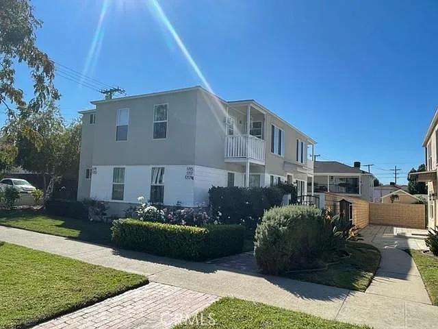 3 bed, 900 sqft, $3,195 — Photo 2