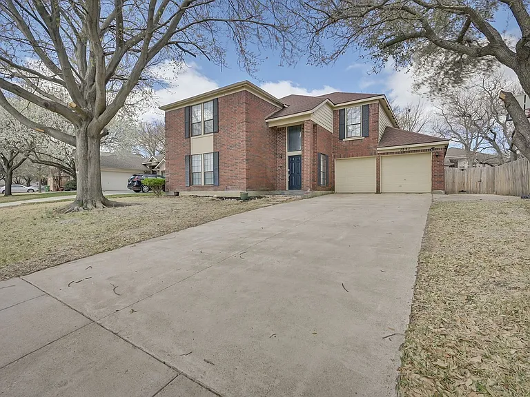 1521 Stratford Dr — Photo 2