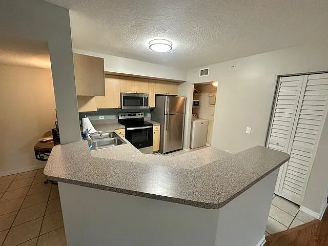 402 Villa Cir #402 — Photo 18