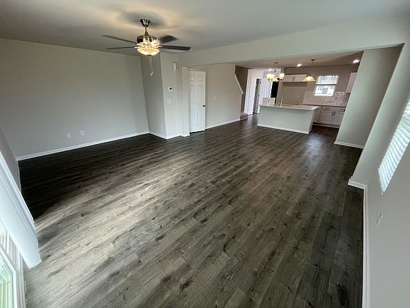 3rd image of 1019 Peony Ln