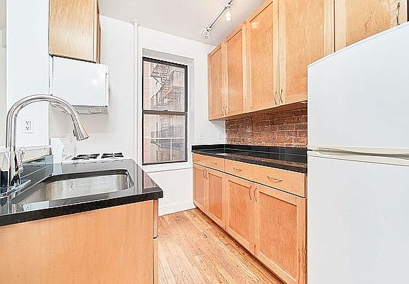 4th image of 313 E 95th St APT 17